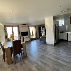 Maison Spacieuse Avec Grand Jardin Et Parking à 20min De Lyon Hébergement de vacances